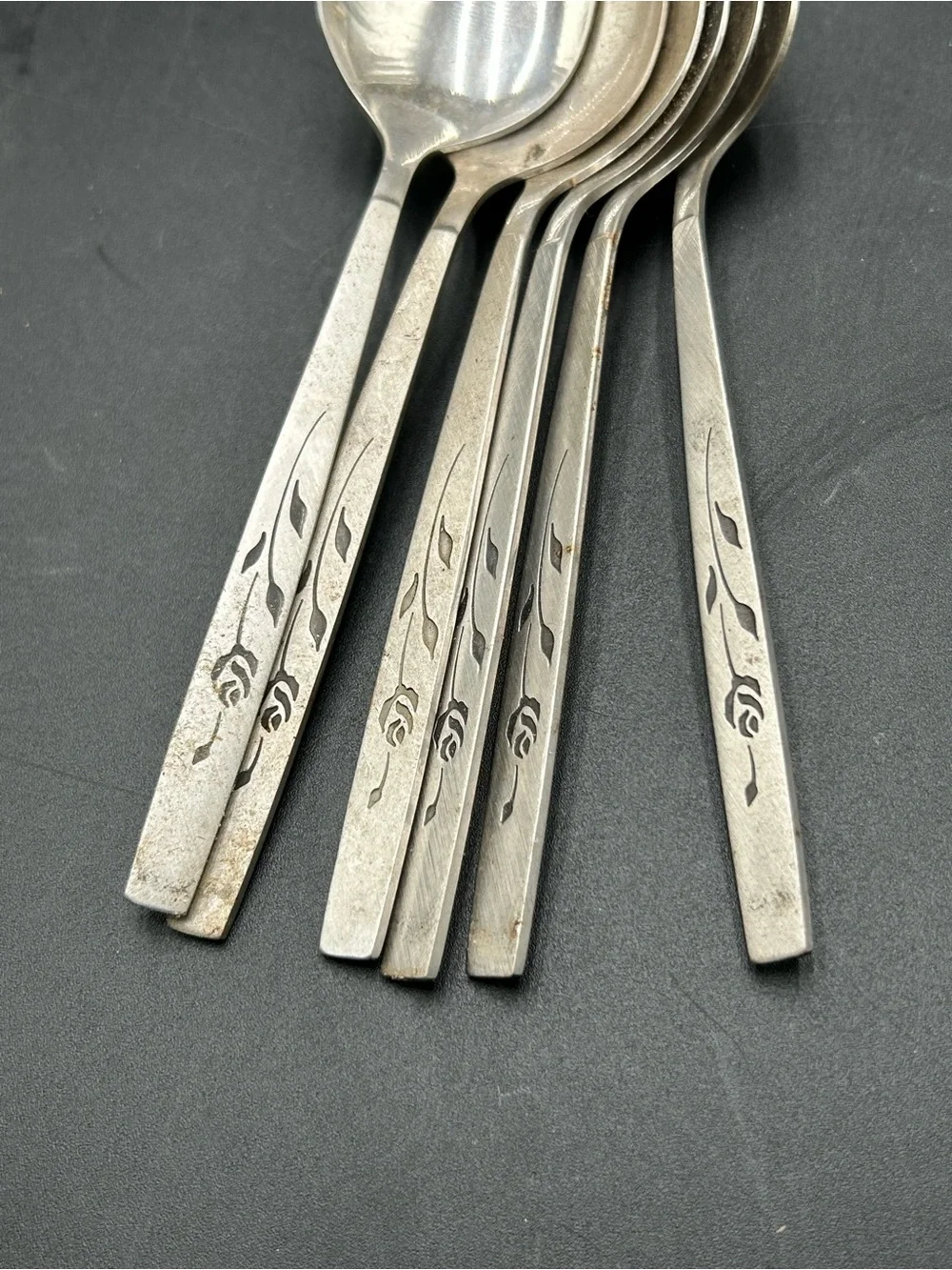 Oneida Capistrano Stainless Steel Floral Handle Flatware Set